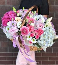 Цветочная композиция из Розы, Хризантемы, Пионы и Лизиантусы в корзине в Любаново